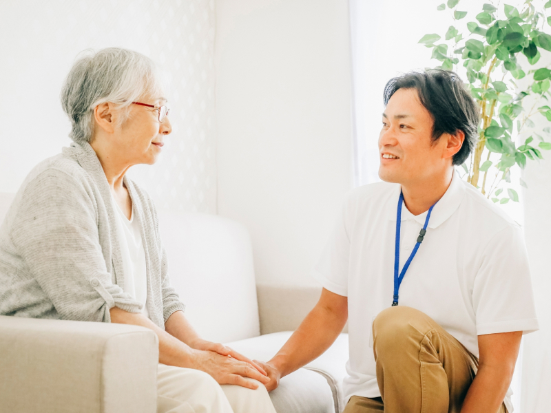 会話をする老女と男性