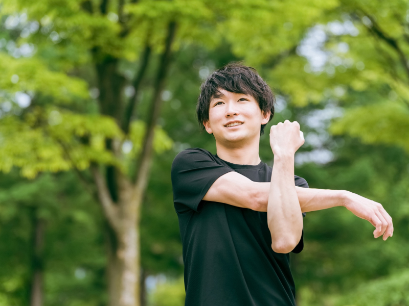 腕を組む男性