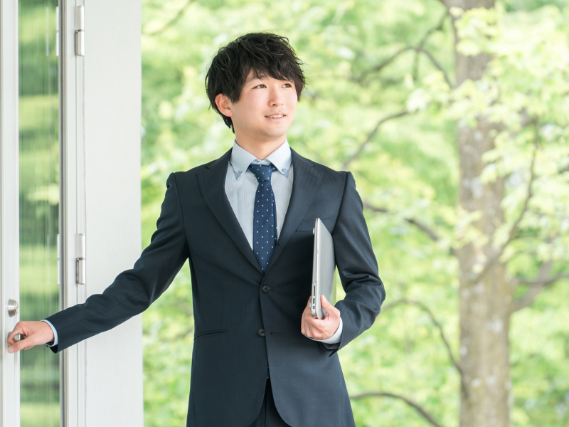 スーツの男性