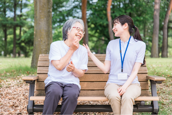 ベンチで談笑する女性ふたり