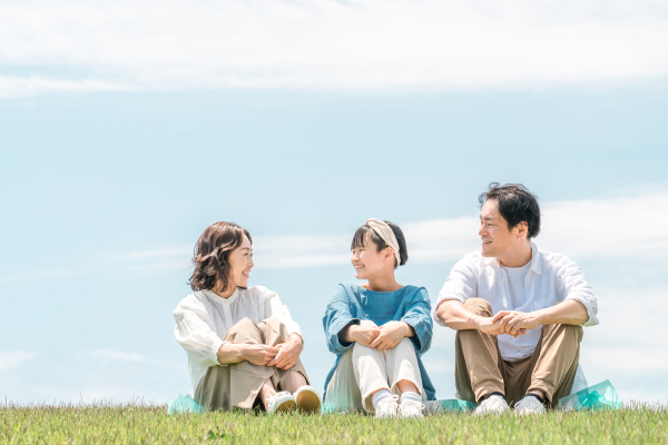 地面に座る家族