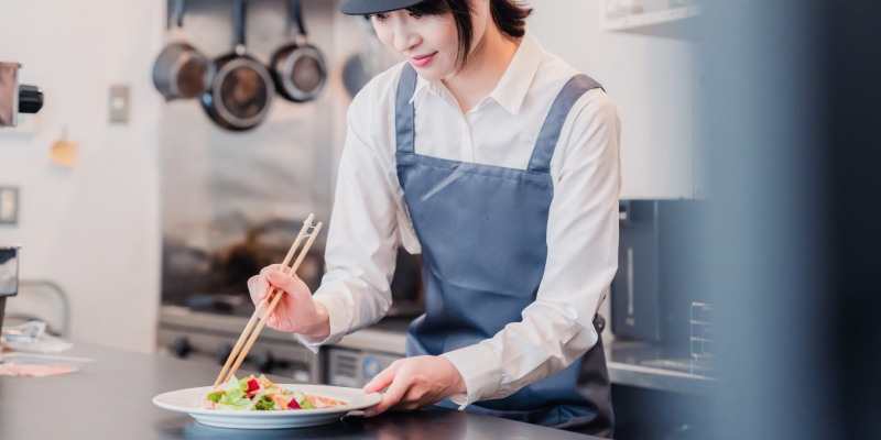 盛り付けをする女性