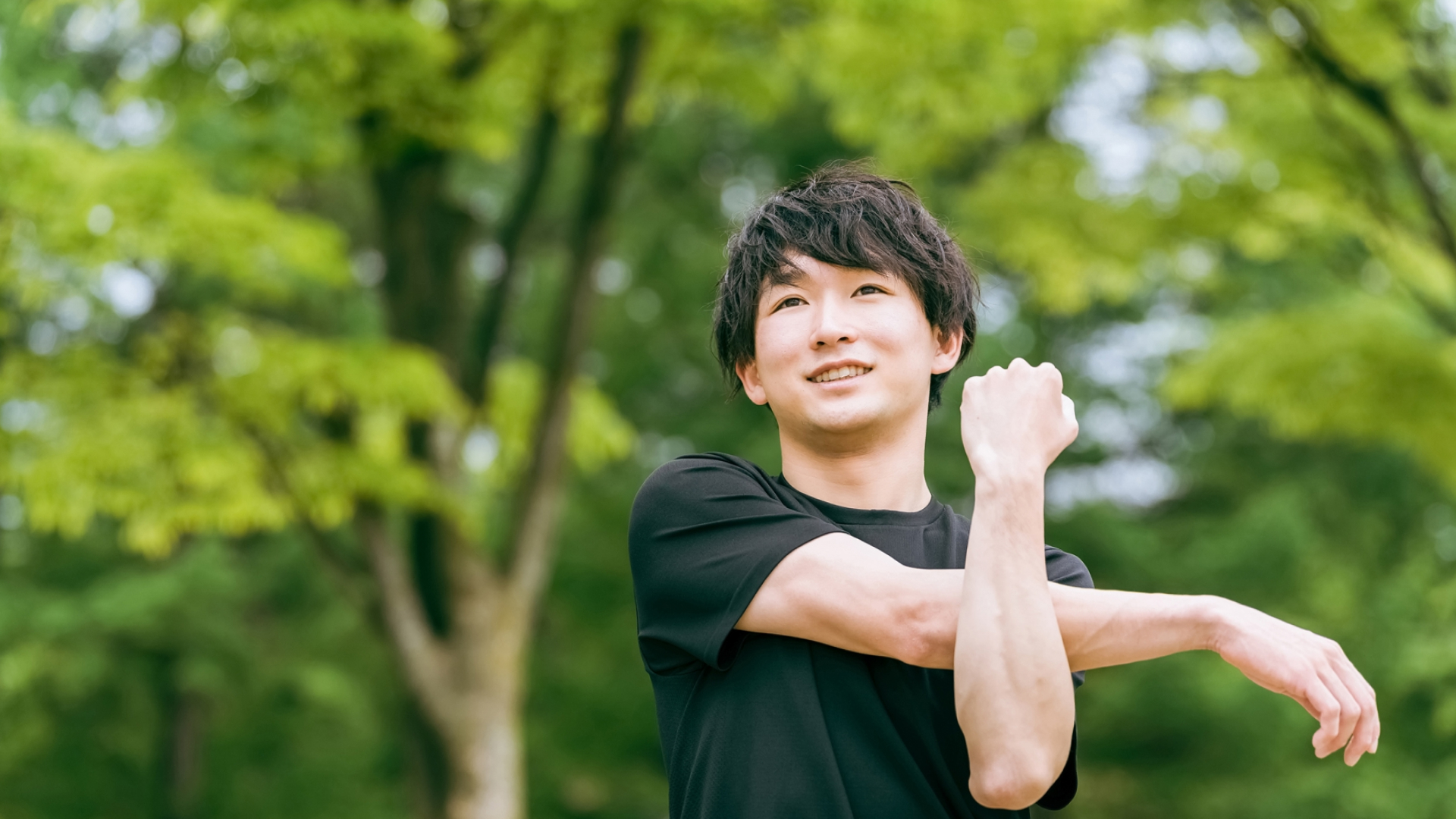 腕を組む男性