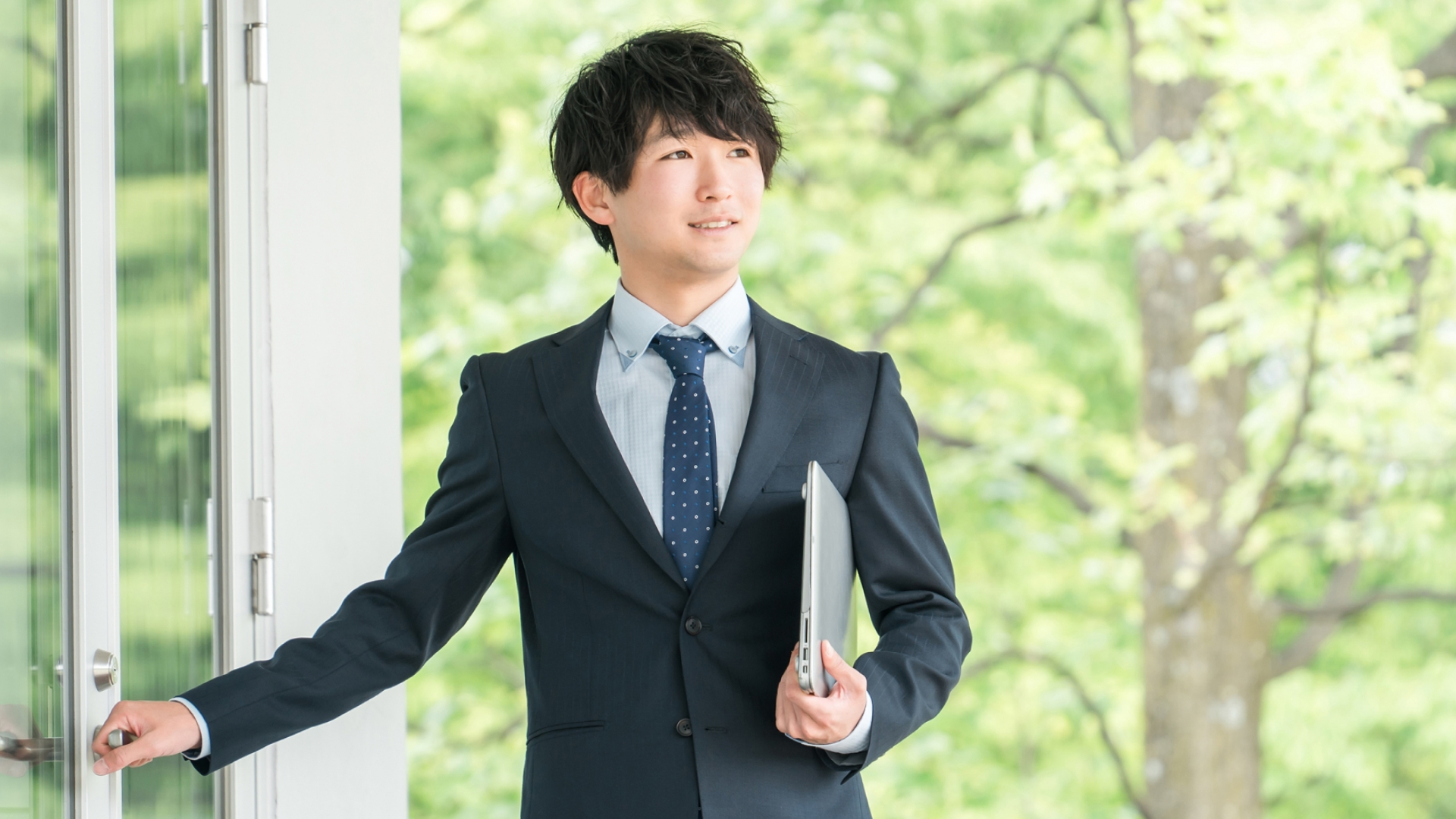 スーツの男性
