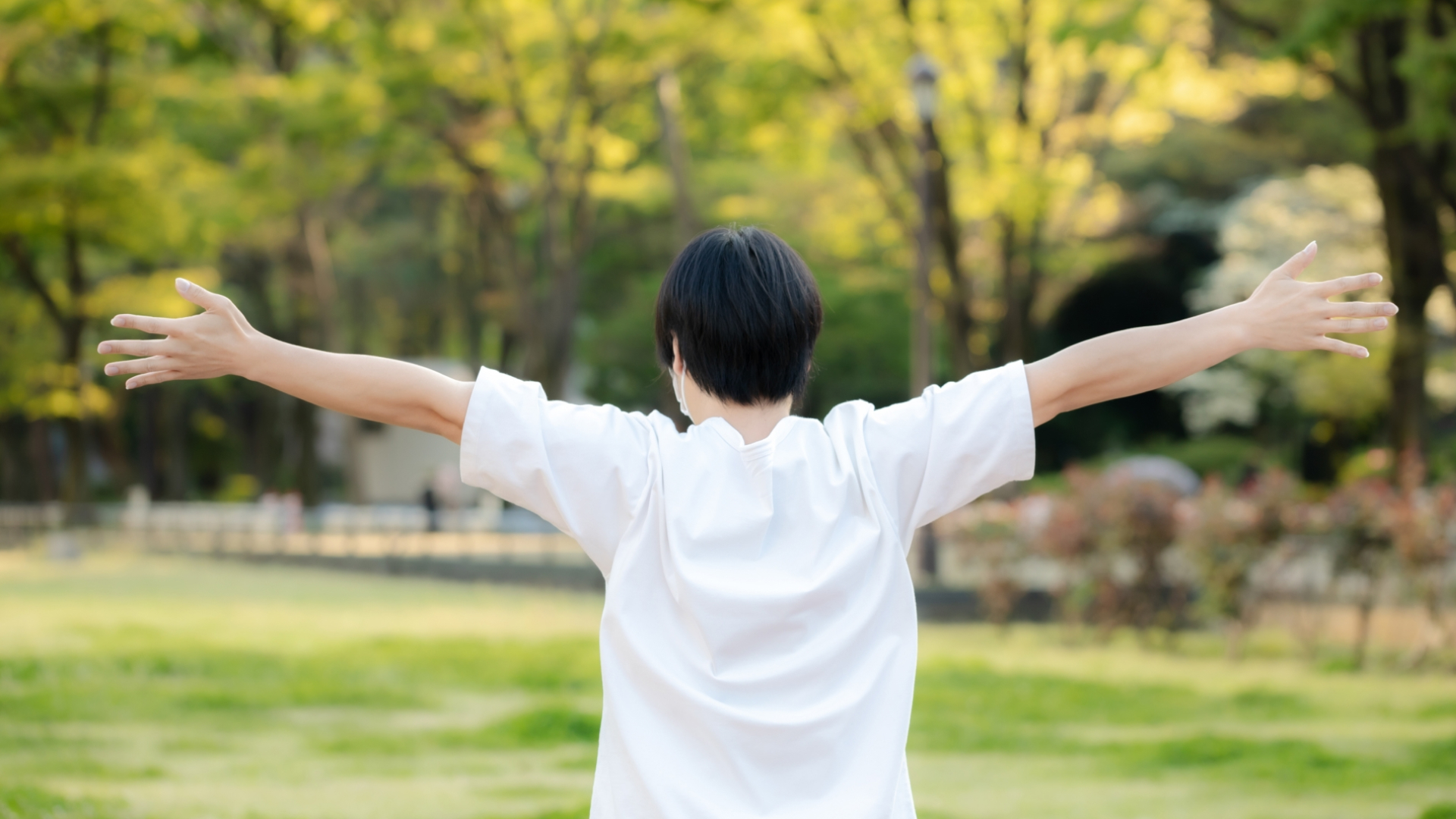 手を広げた人の後ろ姿