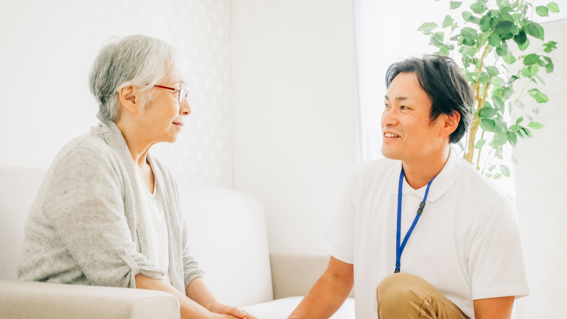会話する老女と男性