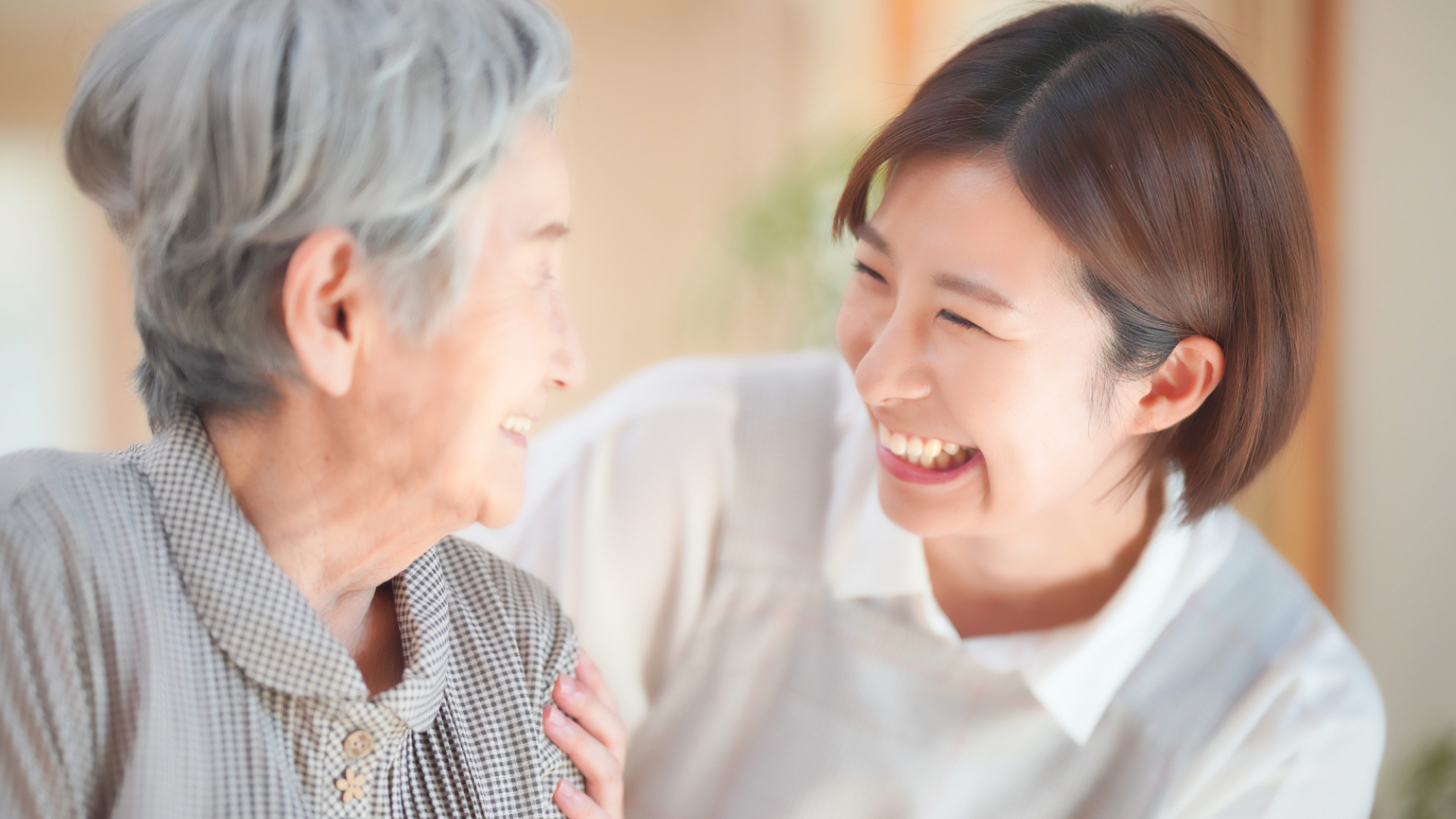 談笑する老女と女性